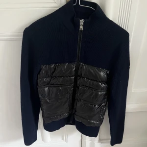 Moncler kardigan - En moncler kardigan i storlek 12 år  Väldigt bra skick. Helst mötas upp någon stans i Stockholm 