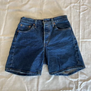Levis shorts  - Fina Levis shorts i nyskick. Modellen är 501 och storleken är w25. 