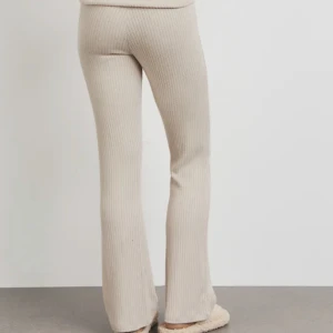 Gina mjukis  - Säljer dessa två utsvängda ribbade mjukisbyxorna i färgen grå och beige. Nyskick båda två. Ordinarie pris 500kr för båda tillsammans 