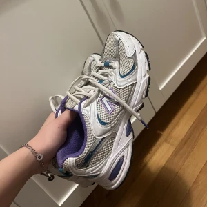 New Balance 530 - Sneakers från New balance, sparsamt använda och går nog att tvätta för att göra de mer vita men ej testat. Säljer pga används ej 