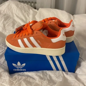 Adidas campus 00 - Säljer dessa as snygga skorna från adidas. Aldrig använda då de va för små.  Svåra att få tag på och säljer bara för det priset jag sagt och högre. Dessa skor släpps bara ibland så passa på!🧡Du får med tre skosnören med olika färger!
