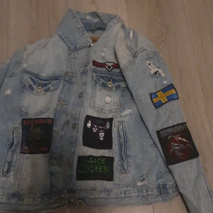 Battlejacket - Säljer denna grymma battlejacket, älskar men de e mest glam p o lyssnar inte p de längre. Patcherna på är en sverige patch, scorpions, ozzy osbourne, skid row, kiss, iron maiden, alice cooper, twisted sister. Kontakta vid intresse!❤️🤘
