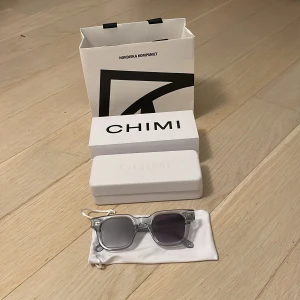 Chimi 04 grå - Dom e köpta på NK i stockholm denna sommaren. Lite små repor på ramen men inget som syns, annars är allt som de ska! Kvitto finns. 🙌 Pris kan diskuteras