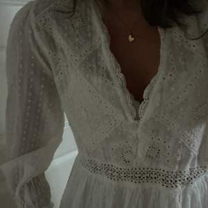 Superfin vit klänning från Zara. Fler bilder eller info vid intresse🤍