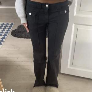 Säljer dessa populära SVARTA jeans/byxor från HM. Storlek 38, men är små i storleken! Använda fåtal gånger💓( första bilden lånad, sista bilden visar bara passformen, dem jag säljer är svarta)💓midjemåttet är 80 cm, innerbenslängden är 81 cm!