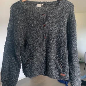 Stickad kofta/cardigan - Stickad kofta cardigan passar xs-s Använd men bra skick Varm och skön ❤️