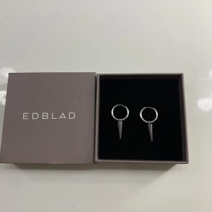 Edblad örhängen  - Säljer då jag bytt till guld! Nypris 400.