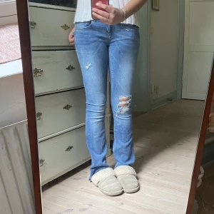 Lågmidjade jeans  - Säljer mina oanvänd bootcut jeans💕skriv om du vill ha flera bilder! (Köparen står för frakten)