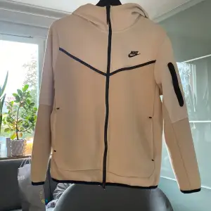 Beige Nike tech fleece. Använd få gånger. Klädstil jag tröttnat på. Skulle mer säga den passar S