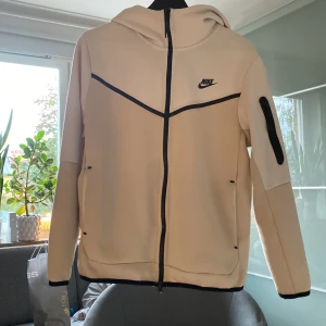 Nike tech fleece - Beige Nike tech fleece. Använd få gånger. Klädstil jag tröttnat på. Skulle mer säga den passar S