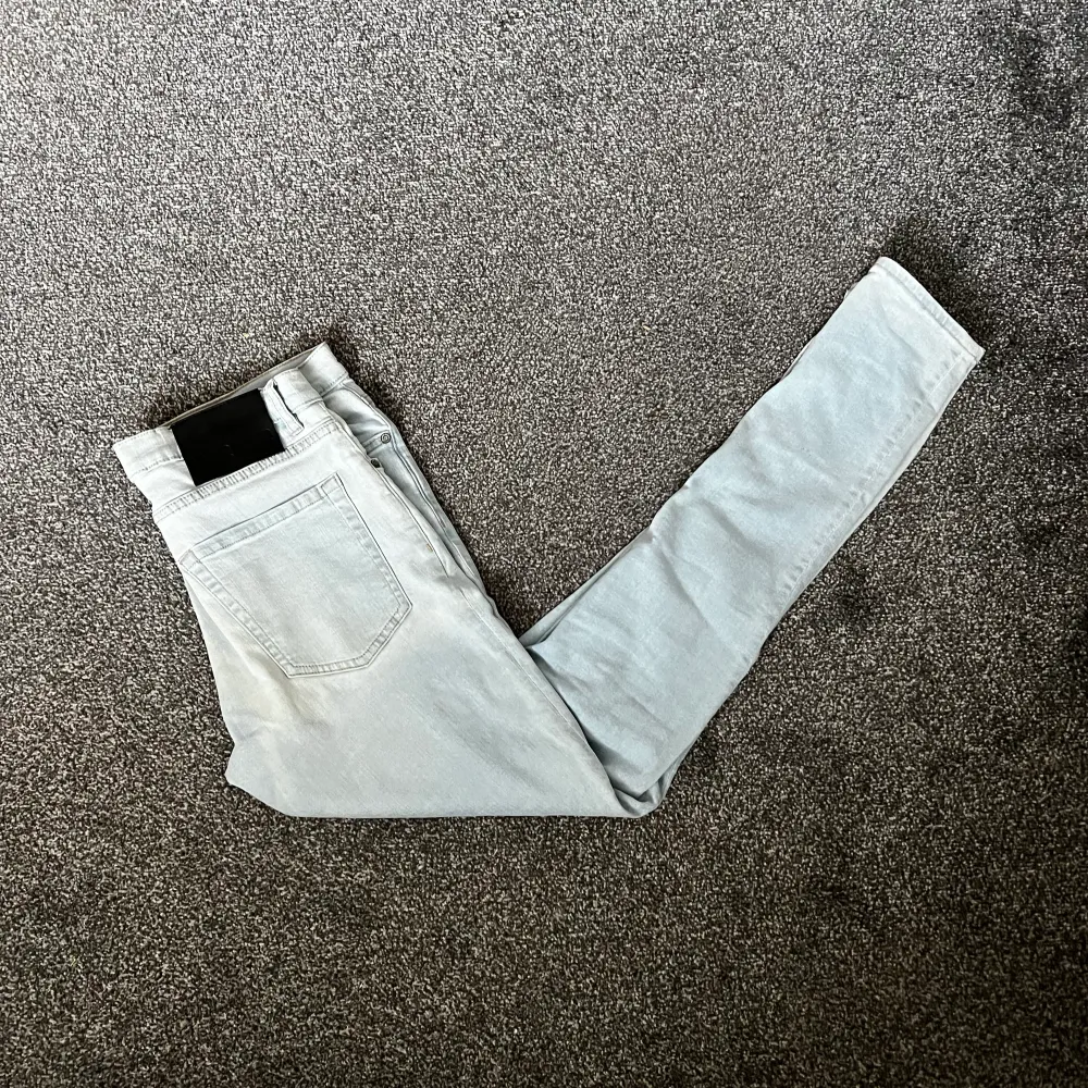 Ljusblåa jeans som har hål i båda knäna. Inte min stil längre så dags att sälja. Använts någon gång men knappt något!  Storlek: W30/L31. Jeans & Byxor.