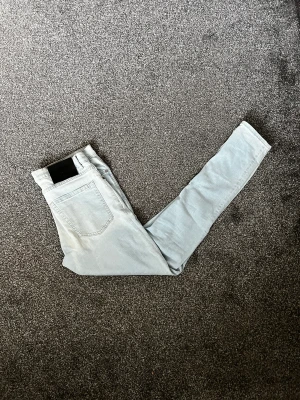 W.BXTR  Jeans light blue  - Ljusblåa jeans som har hål i båda knäna. Inte min stil längre så dags att sälja. Använts någon gång men knappt något!  Storlek: W30/L31