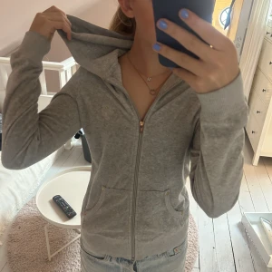 Grå kofta  - Super fin sip up kofta med små detaljer, den är i strl S men skulle mer säga att den är en XS💖