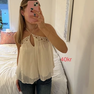 Gulligt linne med detaljer NYTT - Krämvit linne, helt oanvänt med prislapp kvar. Justerbara axelband. Storlek 34 / S. 💗💓