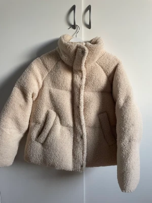 Teddyjacka - Pufferjacka i teddymaterial från ASOS.  