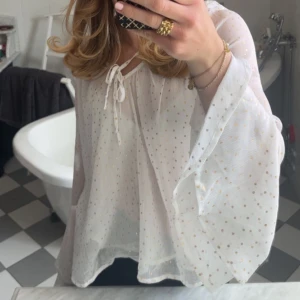 Blus - Jättefin blus från Hollister med volangärm💕 använd 1 gång och säljer då den inte riktigt kommer till användning, jättefint material💕