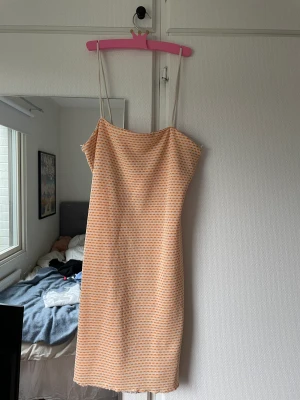 Zara klänning - Söt zara klänning som jag sytt upp Skjälv. Man kan få till den andra delen som jag sydde bort. 