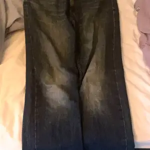Jätte fina dark wash jeans som passar som mid/low waist och skulle säga flare där nere som jag fick av pappa för ett tag sedan som han hade i sina tonår. Inte min stil längre de har endast lite sönder nere vid fötterna men det är inte jätte farligt.(3)