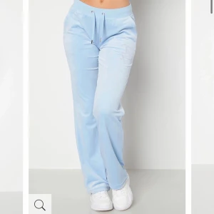 Juicy Couture byxor - Säljer mina nästintill helt oanvända juicy Couture byxor. Säljer pågrund av att dom ej används. Pris går att diskutera vid snabb affär😊 💕