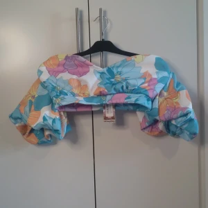 Boohoo magtröja med puffärmar stl42 - Magtröja från Boohoo, storlek 42, men känns liten i storleken.  Puffärmar som är fastsatta i sidorna.