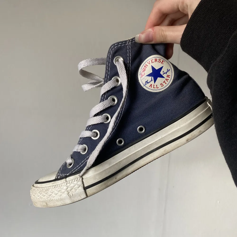 Blåa converse i hyfsat skick, använda och lite skuffade men inga andra defekter! Strl 35 ( 22 cm ) men passar mig med 36. Skor.