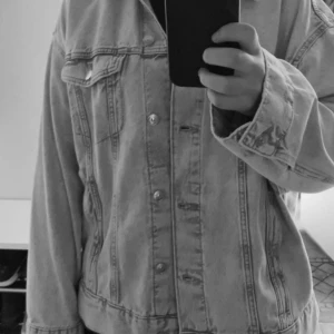 Jeansjacka - Jeansjacka från hm, storlek xs men den är oversized. Den är i väldigt bra skick