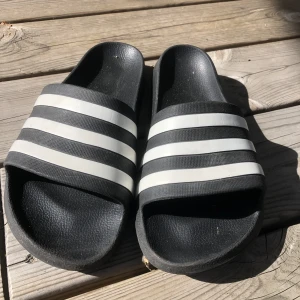 Adidas Slides - Bra skick och fin kvalitet.
