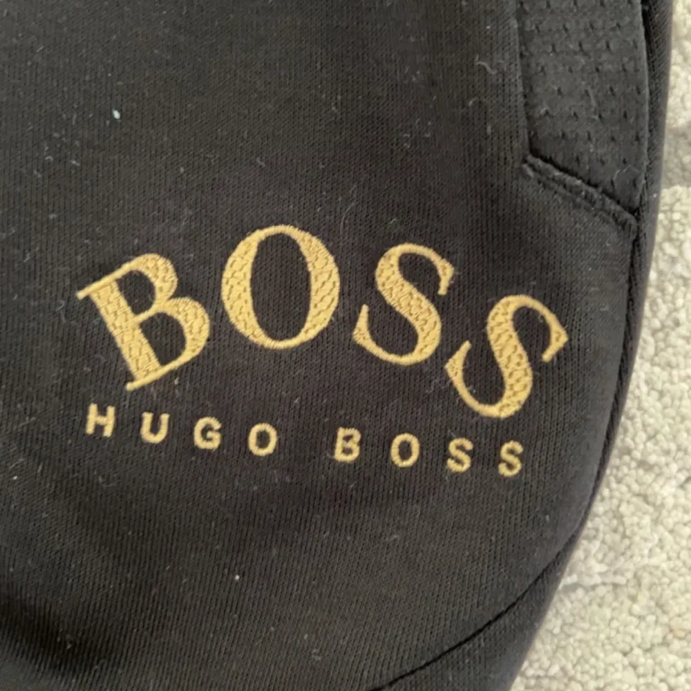 Säljer Hugo boss byxor inga skador alls dom är i bra skick och är i storlek M dom är också äkta  . Jeans & Byxor.