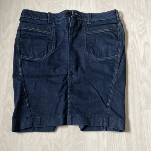 Guess jeanskjol - Mörkblå jeanskjol från guess i storlek 28. Lågmidjad och med en slits i bak