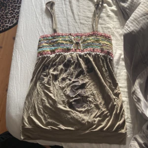 Linne  - Väldigt fint linne från vero Moda i stl M  Säljer då det blivit för litet för mig  Väldigt bra skick ny pris 399 säljer för 199, pris kan diskuteras vid snabb affär!