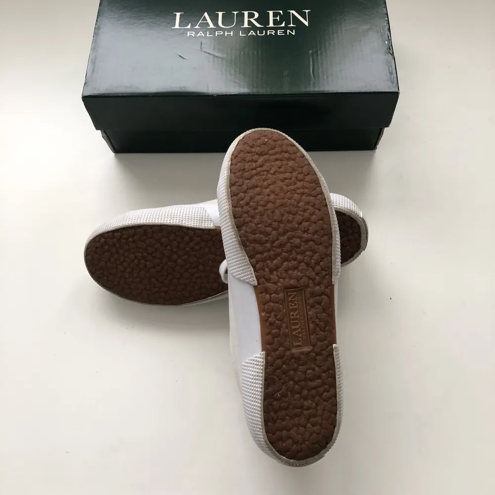 Ralph Lauren sneakers. Bra skick. Nypris 800 kr. Färgen är vit/beige.. Skor.