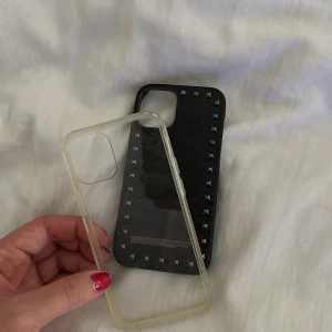12 mini skal  - iPhone 12 mini skal, 80kr för båda!  Den svarta är ideal of Sweden o genomskinliga är phonelife