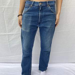 Raka Wrangler jeans, väldigt bra skick 