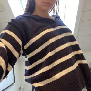 Stickad tröja från Gina tricot. Använd 2 gånger säljer pga att jag inte använder den. Den är lite overzised på mig som är 176cm. (Ny pris 399kr)