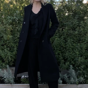 Svart kappa! - Jättefin och bra kvalitets kappa perfekt till hösten! 🧥 Lång och fin passform, fickor fram. Bara använd två eller tre gånger ☺️ Jag har många fler bilder om det önskas, svarar också gärna på frågor <3 Nypris 1800kr 