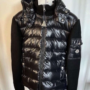 Moncler jacka  - Säljer min moncler jacka för att jag inte använder den längre  Och för att jag har köpt en ny vinterjacka 