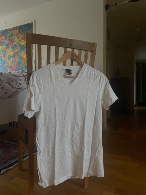 Basic vit t shirt  - En basic vit t shirt från hm i mjukt bomull
