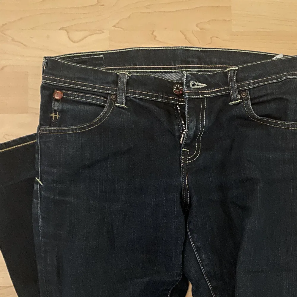 säljer nu mina evisu jeans då jag vill köpa ett par andra ;)  Säljer för ett mycket bra pris då jag köpte för ett mycket dyrare pris Storlek w29 L32. Jeans & Byxor.