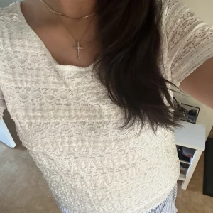 Spetströja  - En jättefin spetströja från lindex! Köpt secondhand och storlekslappen var bortklippt men skulle gissa på S/M. Har en undertröja så man kan bestämma om man vill ha den genomskinlig eller ej. Mycket bra skick, använd 1-2 ggr!