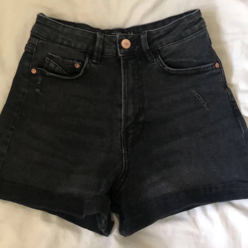 Ett par svarat jeans shorts med fickor fram och bak. Dom har använts två gånger! Men säljer eftersom dom inte kommer till någon användning för mig! Dom är i storlek 36.. Shorts.