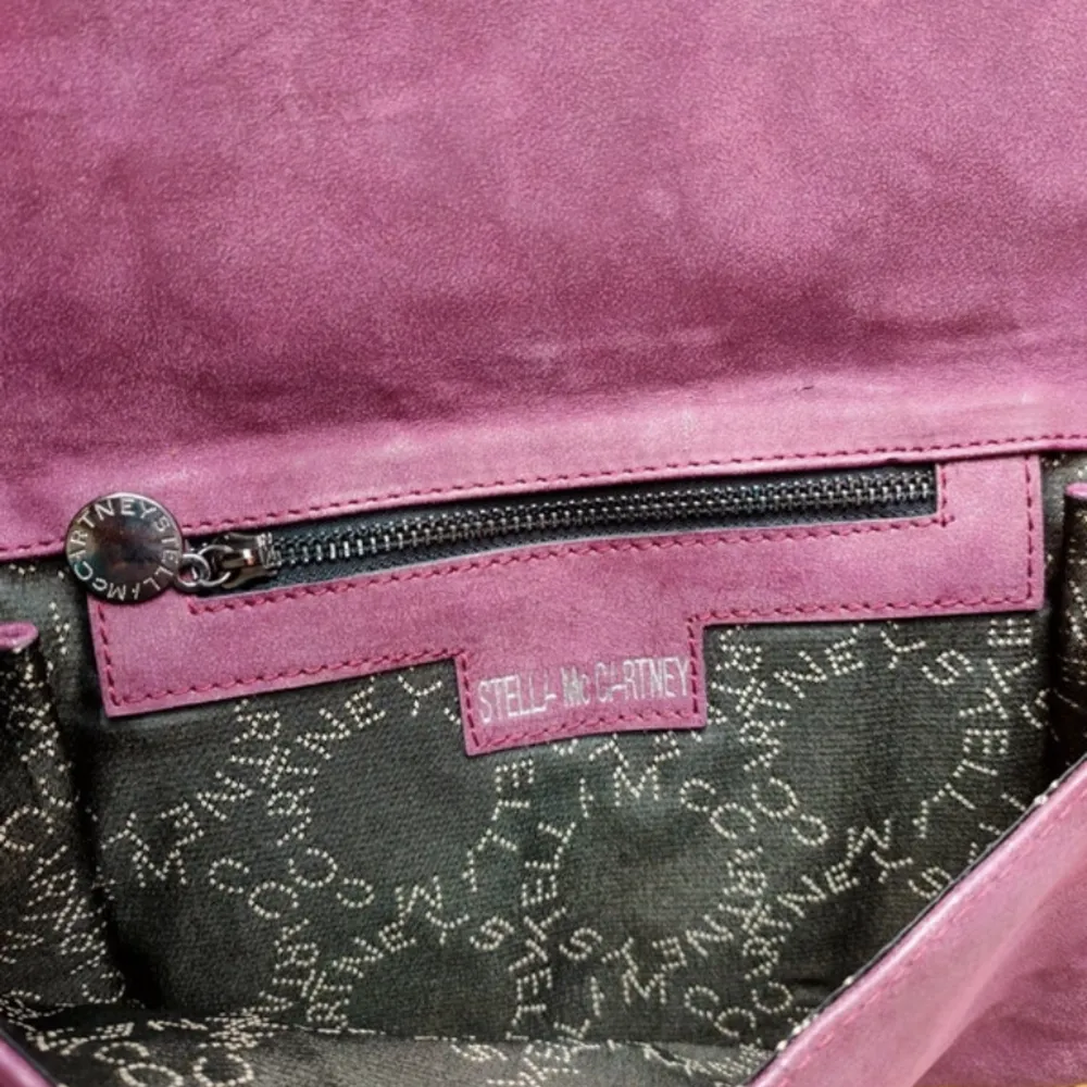 Säljer min super fina Stella väska som är i ett okej skick. Den är en rosa lilla färg som ni ser på bilden och matchar till många fina outfits!💓💓 Frakten står kunden för!    Säljer billigt då den inte kommer till användning och är i använt skick💗💗💗. Väskor.
