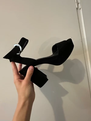 Svarta klackar - Använda några gånger bara så dom är inte slitna 