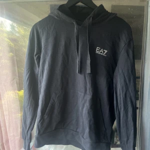 EA7 hoodie - EA7 hoodie i storlek S