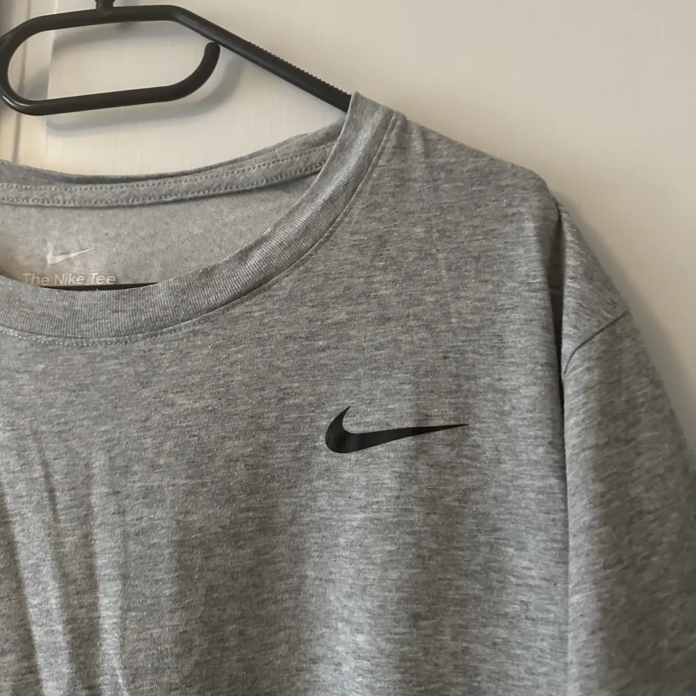 Grå Nike tröja. Ser jätte skrynklig ut men kan strykas innan den skickas. . T-shirts.
