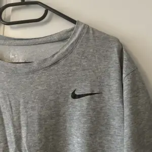 Grå Nike tröja. Ser jätte skrynklig ut men kan strykas innan den skickas. 