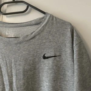 Nike T  - Grå Nike tröja. Ser jätte skrynklig ut men kan strykas innan den skickas. 