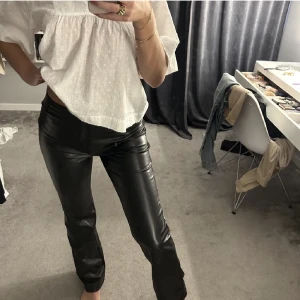 Skinnbyxor  - Säljer dessa superfina skinnbyxor som är köpta här på Plick då de inte passade mig så bra, superskick!💗💗