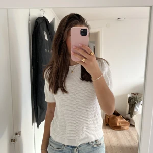 Vit stickad t - shirt - Jag säljer min super fina stickade t - shirt, ny skick💕💕💕frakt tillkommer