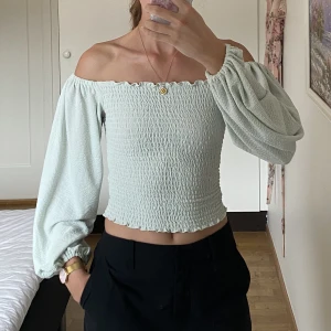 Off the shoulder - Ljusgrön off shoulder top med ballongärm, BikBok storlek M