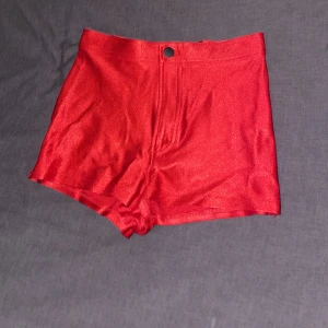 Röda glitteraktiga shorts - Köpt på secondhandbutik som tänkt för en fest, men kom aldrig till användning. Storlek S men passar även xs. 